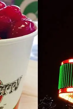 Une tasse avec des cerises et les lumières extérieures du restaurant