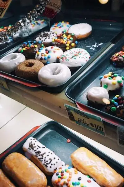 Bonbons sur des plateaux à l'intérieur d'un conteneur en verre