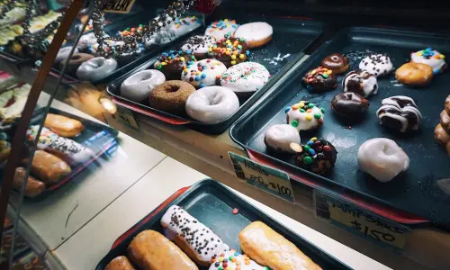 Bonbons sur des plateaux à l'intérieur d'un conteneur en verre