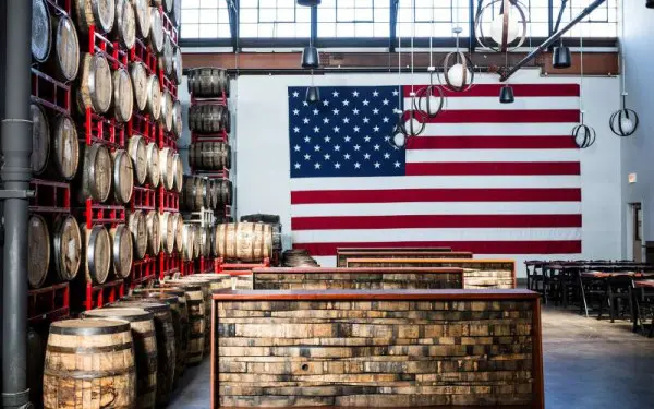 Un mur de tonneaux dans la salle de dégustation de la brasserie Revolution 