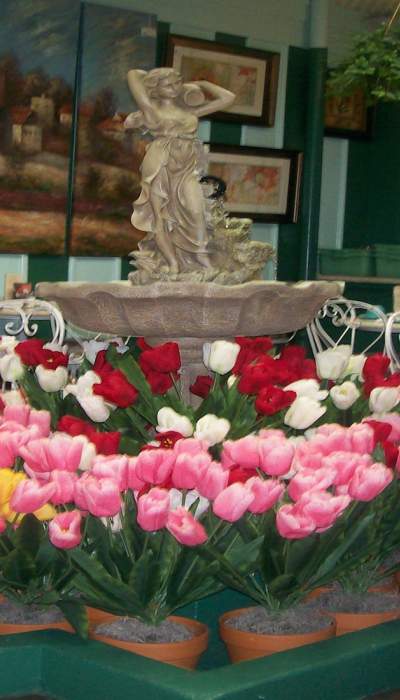 Tulipes entourant une fontaine d'eau dans l'Atrium Cafe.