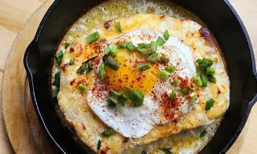 Un plat d'œufs dans une poêle