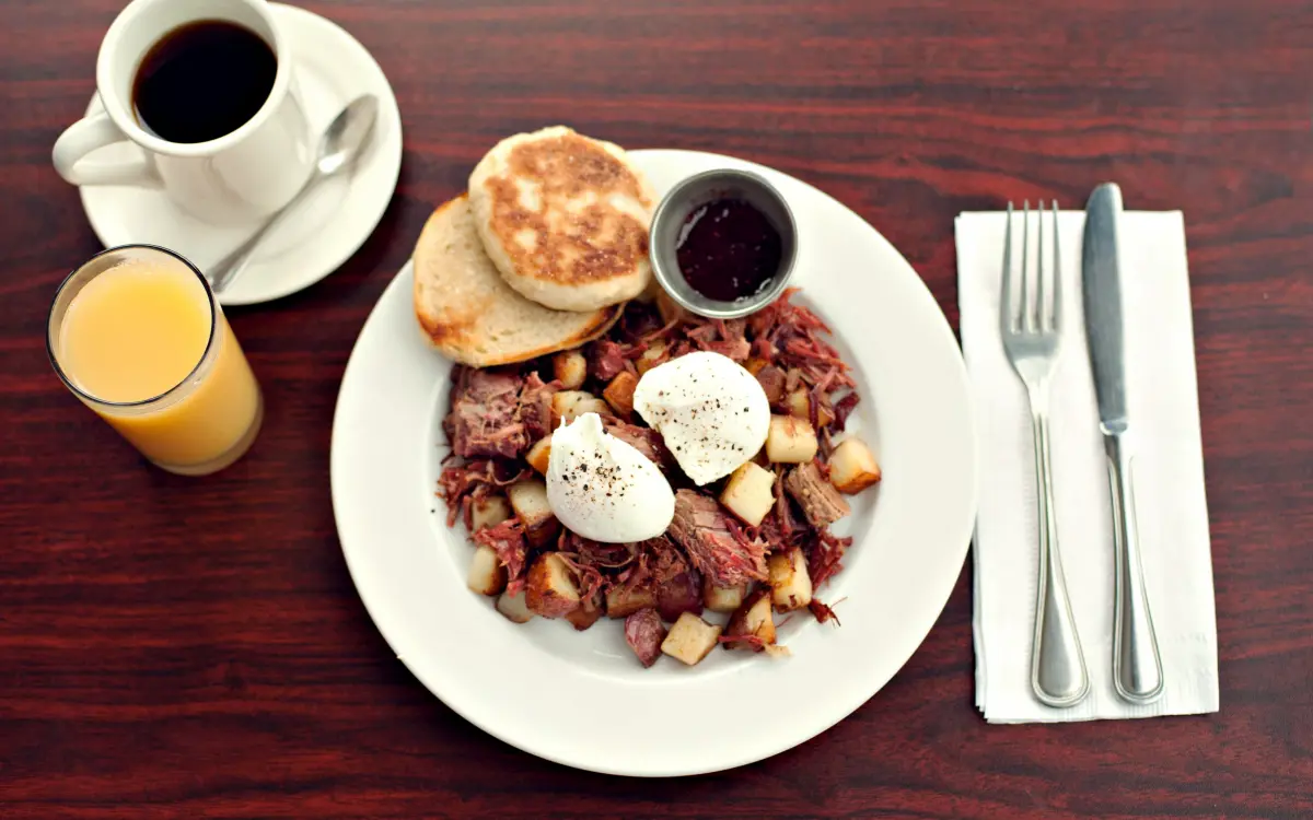 Petit déjeuner avec café et jus d'orange