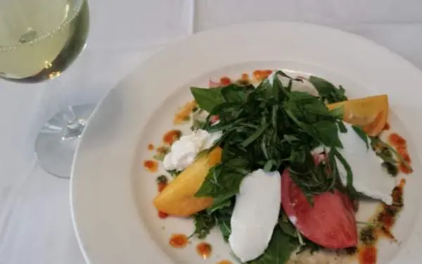 Une assiette de hors-d'œuvre accompagnée de vin blanc du restaurant Timpone's à Champaign-Urbana.