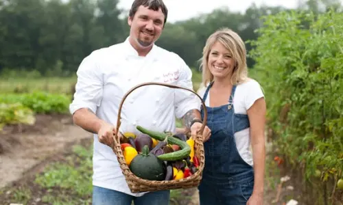 Deux personnes dans un jardin