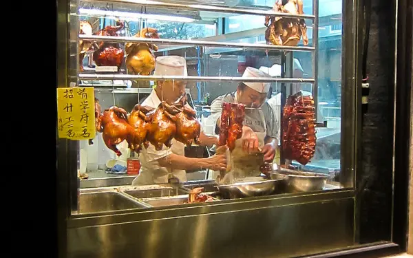 Une façade de fenêtre avec de la viande suspendue dans la rue Argyle