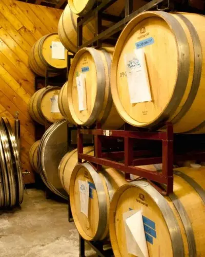 Fûts de vin empilés dans une cave