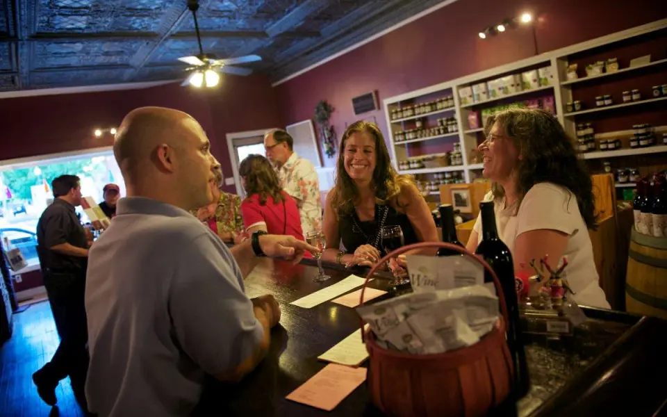 Des clients profitent d'une dégustation de vin