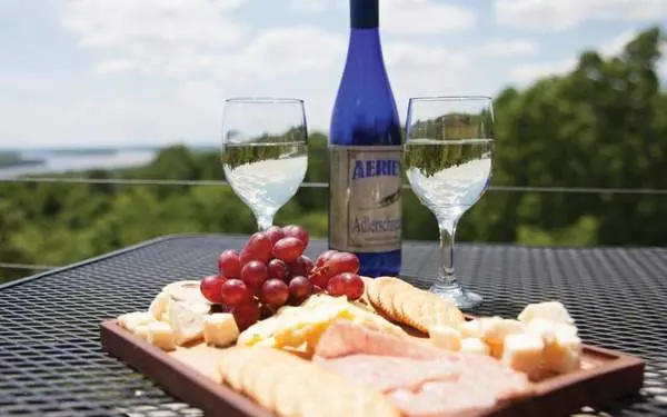Un bon plateau de vins et de fromages chez Aeries Vineyard dans l'Illinois.