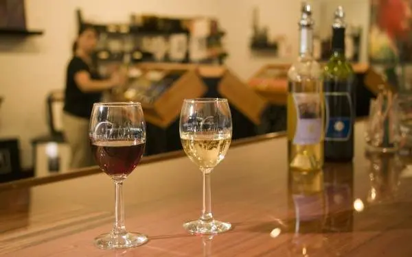 Verres et bouteilles de vin sur une table