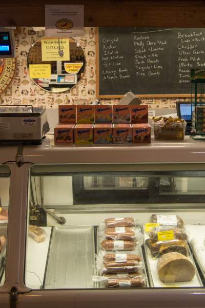 Photo du comptoir de Wurst Kitchen présentant leur grande variété de saucisses.