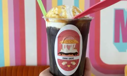 Une boisson avec de la guimauve