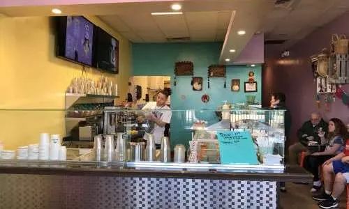 Intérieur jaune, rose et bleu de Yeni's Palarte Mexican Ice Cream.