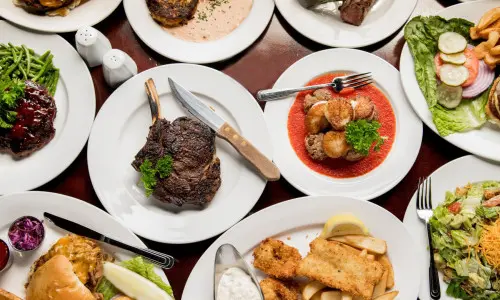 Une grande variété de plats en une seule photo du comté de Champaign.