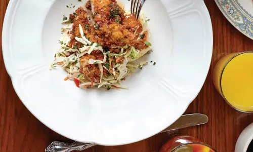 Salade de poulet dans une assiette