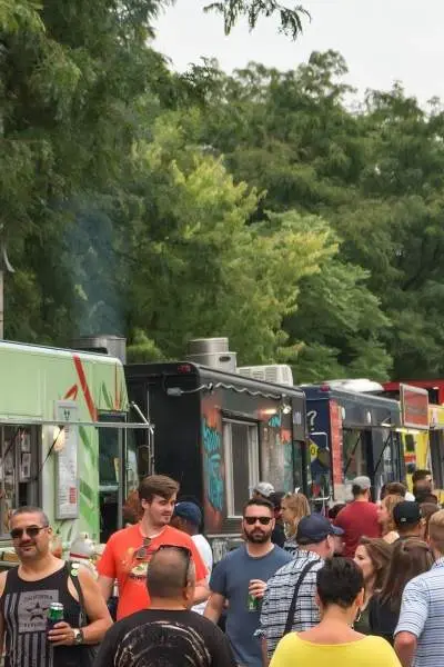 Les food trucks s'alignent sur le bord de la route