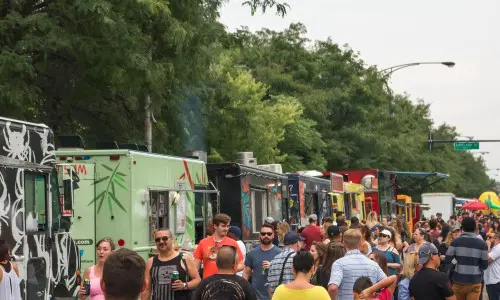 Les food trucks s'alignent sur le bord de la route