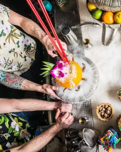 Trois points et un trait