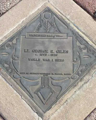 Une plaque sur le sol de l'allée des célébrités de Bronzeville