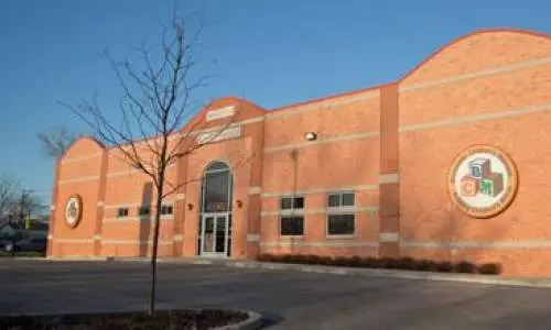 Extérieur d'un grand bâtiment en briques 