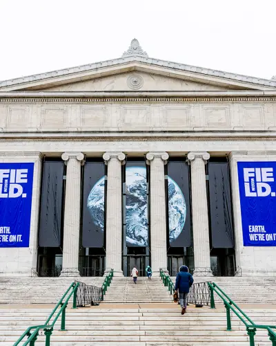L'extérieur d'un grand bâtiment