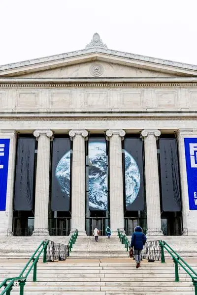 L'extérieur d'un grand bâtiment 