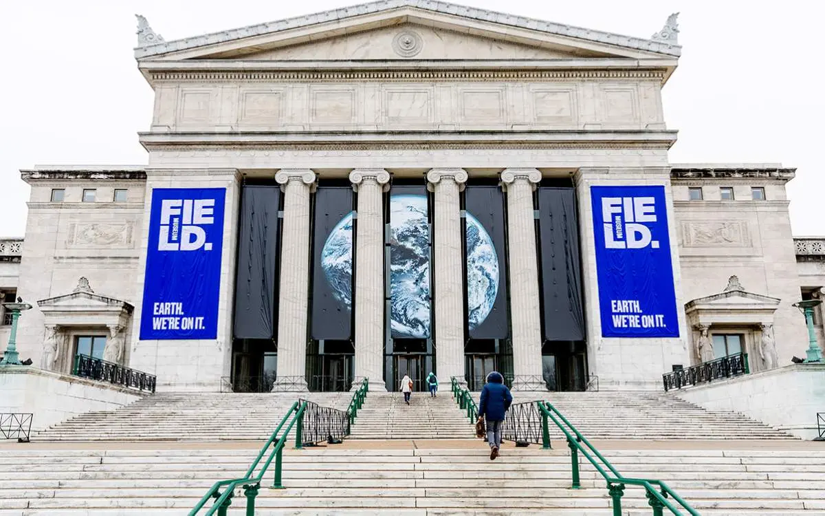 L'extérieur d'un grand bâtiment 