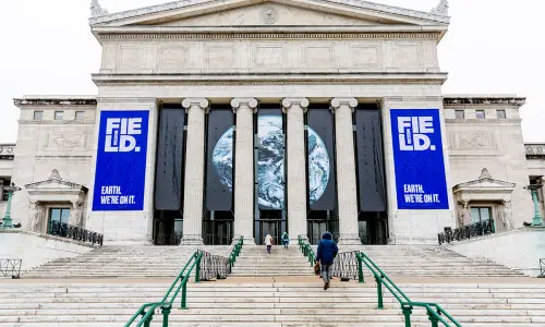 L'extérieur d'un grand bâtiment 