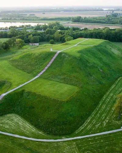 Les monticules historiques de Cahokia près de Collinsville