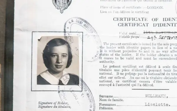 Documentation papier d'un certificat d'identité au musée de l'Holocauste