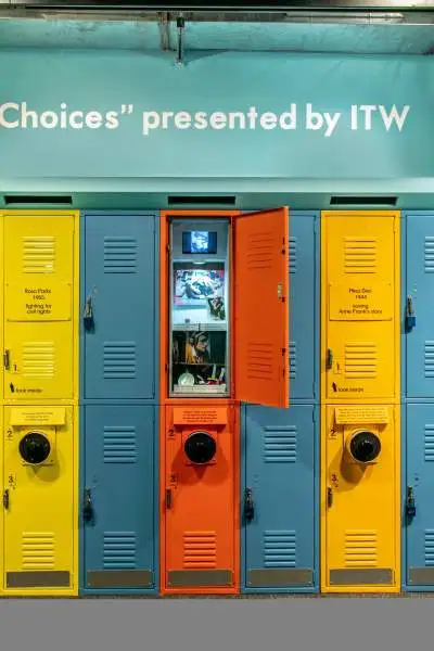 Casiers colorés avec écrans interactifs à l'exposition du musée de l'Holocauste de Choices