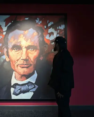 Dilla devant une peinture à la bibliothèque et au musée présidentiel Abraham Lincoln