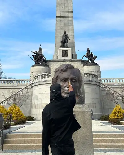 Sherman "Dilla" Thomas frotte le buste en laiton d'Abraham Lincoln sur sa tombe à Springfield.