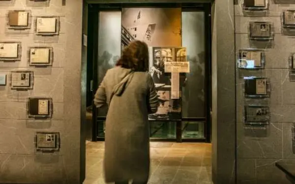 Une femme franchissant une porte du musée de l'Holocauste