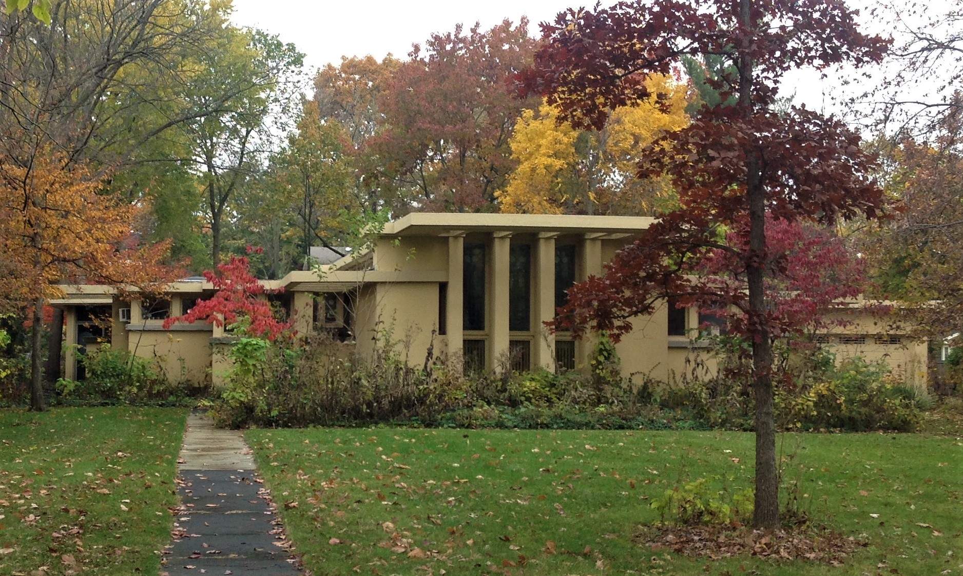 Une maison du début du 20e siècle au milieu des arbres, à l'automne