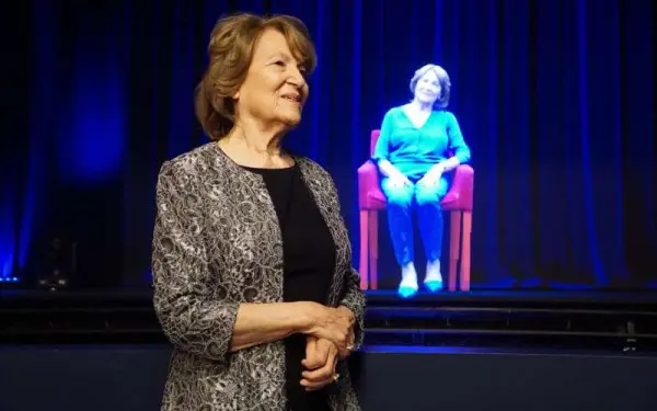 Fritzi Fritzshall, survivante de l'Holocauste, devant son hologramme