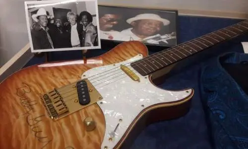 Une guitare signée par Buddy Guy