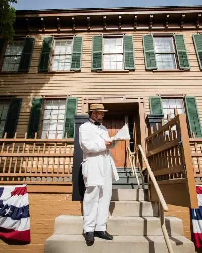 Homme debout à l'extérieur d'une maison