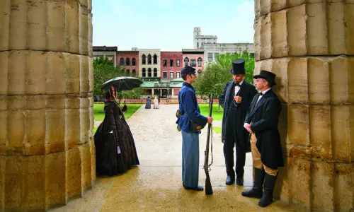 Des personnes vêtues de vêtements plus anciens se tiennent debout