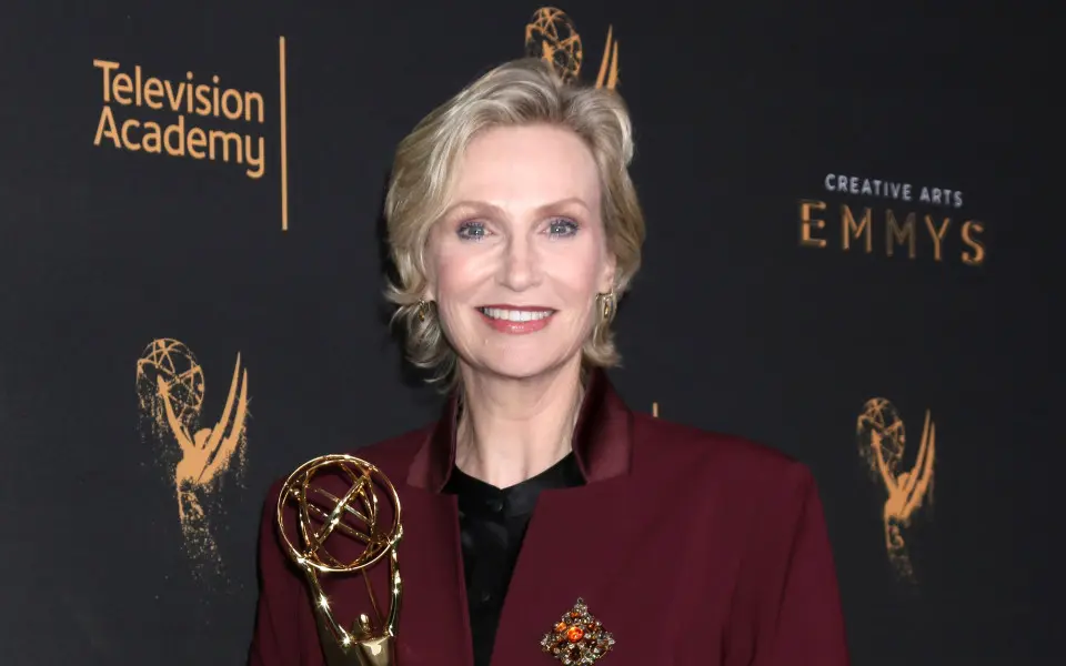 Jane Lynch tenant son prix Emmy