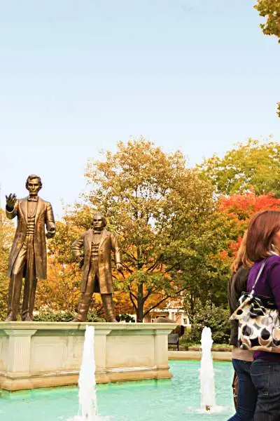 Les statues d'Abraham Lincoln et de Stephen Douglass rappellent leur premier débat sénatorial, qui s'est tenu dans le parc en 1858.