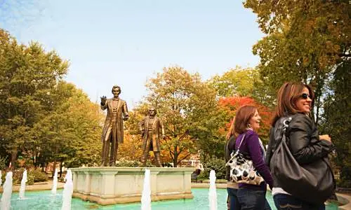 Les statues d'Abraham Lincoln et de Stephen Douglass rappellent leur premier débat sénatorial, qui s'est tenu dans le parc en 1858.