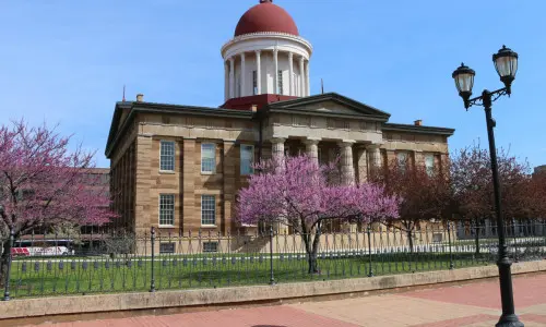 L'extérieur d'un grand bâtiment 