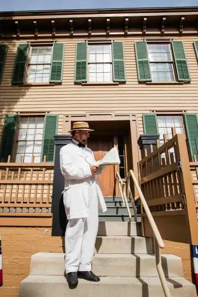 Une maison avec un homme debout devant