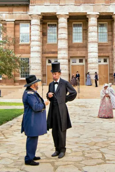 Lincoln devant un grand bâtiment 