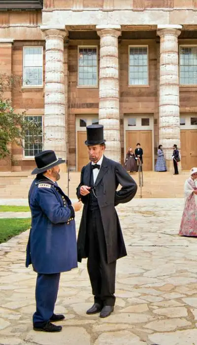 Lincoln devant un grand bâtiment 