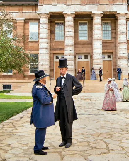 Lincoln devant un grand bâtiment 