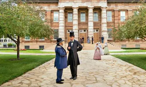 Lincoln devant un grand bâtiment 