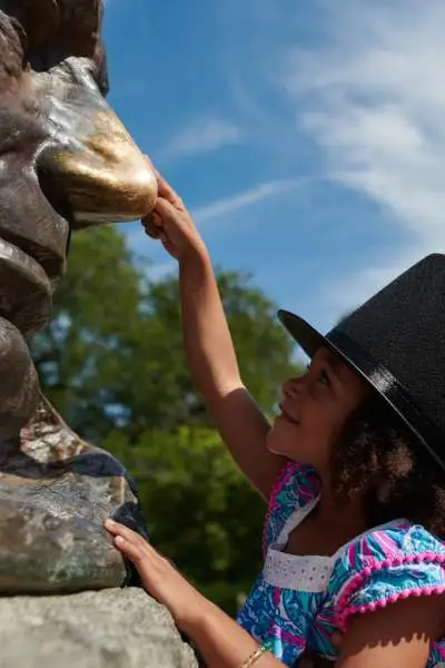 Une jeune fille frotte le nez de Lincoln sur sa tombe