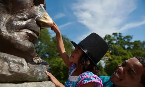 Une jeune fille frotte le nez de Lincoln sur sa tombe